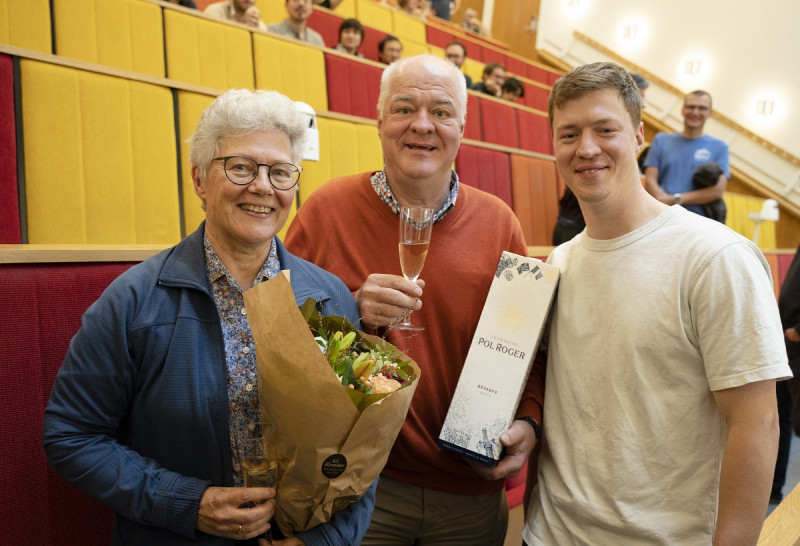 La física franco-sueca Anne L'Huillier, una de las premios Nobel de física de este año, celebra con su hijo Oscar y su marido Claes-Goran en la Universidad de Lund.