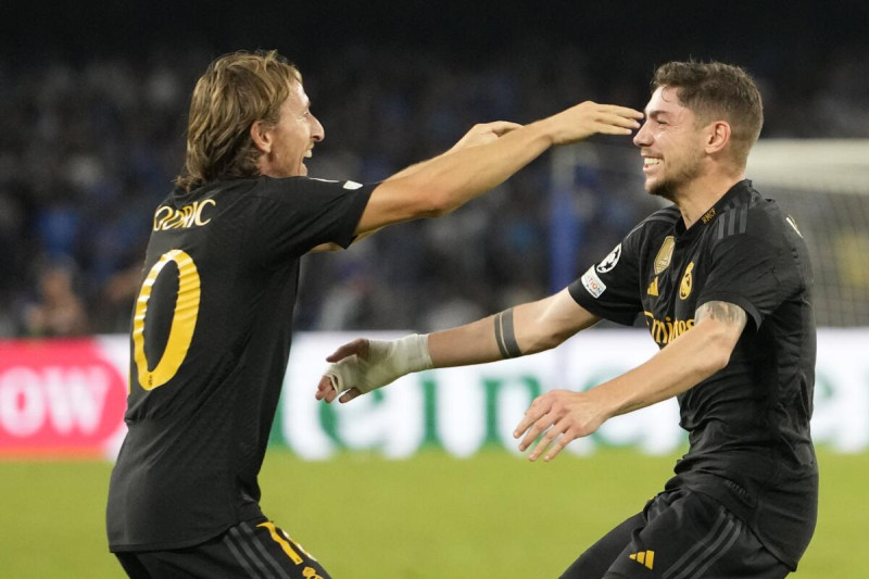Luka Modric y Federico Valverde celebran tras el tercer gol del Real Madrid frente al Nápoli.