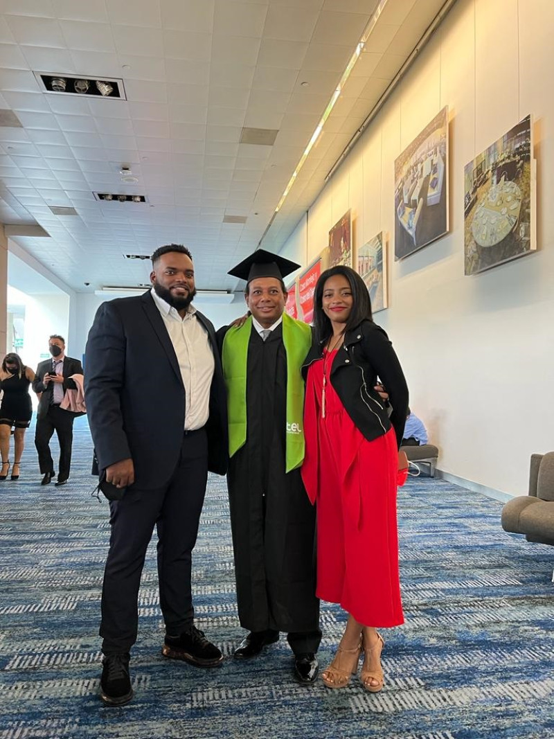 Ramón Glass el día de su graduación junto a su esposa Soraya y su hijo.