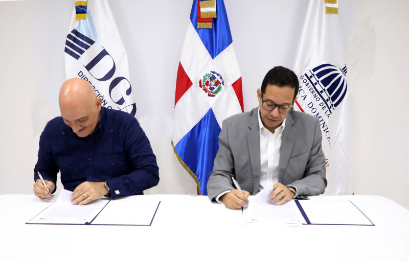 El ministro Pável Isa Contreras y el director ejecutivo de la DGAPP, Sigmund Freund firman el acuerdo.
