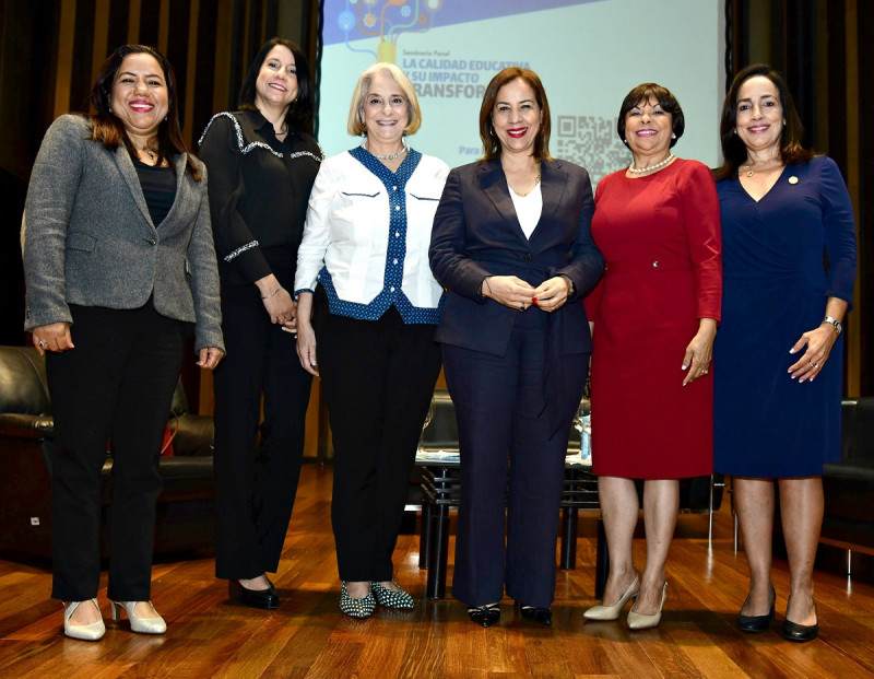 De izquierda a derecha, Penélope Malena, Margarita Heinsen, Jeanette Chaljub, Rosario Vásquez, Mercedes Coronado y Amalia Incháustegui.