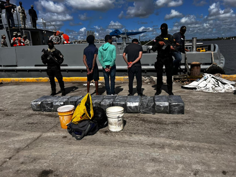 Los detenidos, dos dominicanos y un colombiano, fueron arrestados a bordo de la embarcación de unos 32 pies de eslora, con nombre y matrícula falsa, así como con dos motores fuera de borda, de 75 caballos de fuerza cada uno.