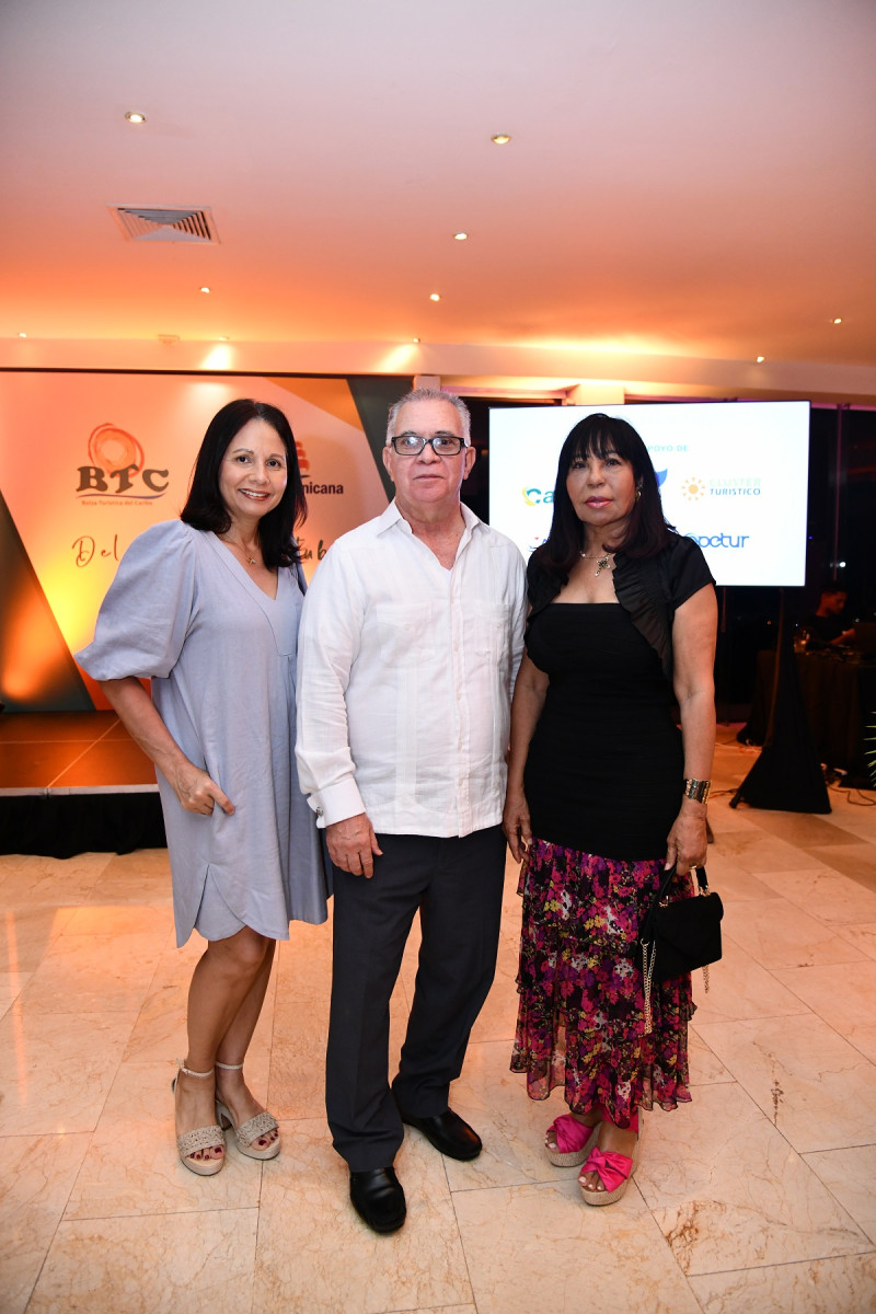 Yovanny Peña, Luis Humeau y María de Humeau.