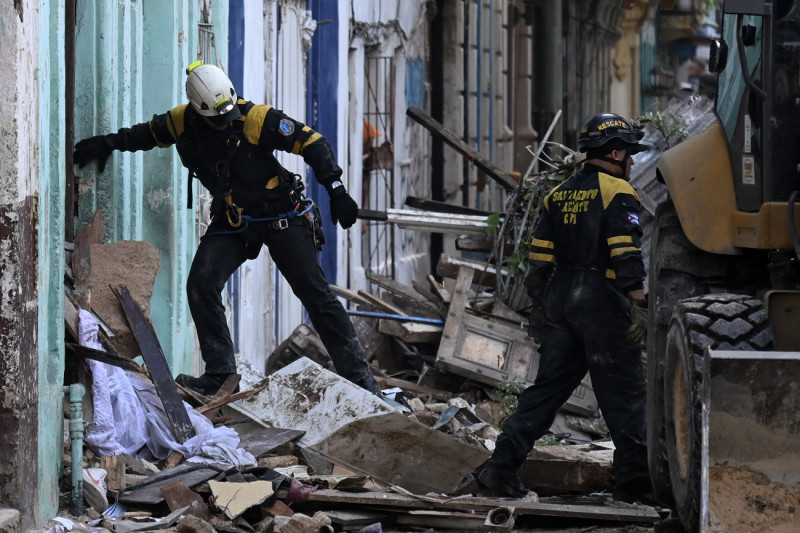 Los socorristas trabajan en un edificio de apartamentos tras un derrumbe, en La Habana, el 4 de octubre de 2023. Al menos una persona ha muerto, un bombero, y otras dos están desaparecidas tras el derrumbe de un bloque de apartamentos donde vivían unas cincuenta personas.