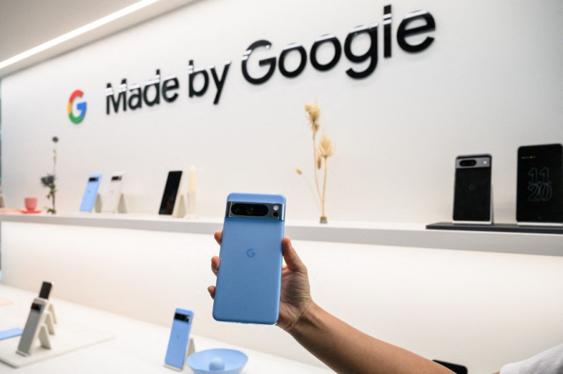 Se muestra un teléfono Google Pixel 8 pro durante un evento de lanzamiento de productos para los teléfonos Google Pixel 8 y Pixel 8 pro, Pixel Watch 2 y Pixel Buds Pro, en Nueva York el 4 de octubre de 2023.