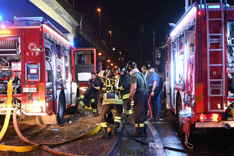 Los bomberos trabajan en el lugar de un accidente de autobús el 3 de octubre de 2023 en Mestre, cerca de Venecia. Al menos 20 personas murieron el martes cuando un autobús cayó de un puente en la ciudad de Venecia, en el norte de Italia, dijo a la AFP un portavoz del ayuntamiento.