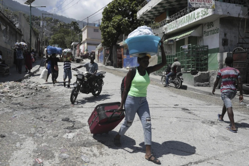 Los residentes huyen de sus hogares para escapar de los enfrentamientos entre bandas armadas en el distrito Carrefour-Feuilles de Puerto Príncipe, Haití.