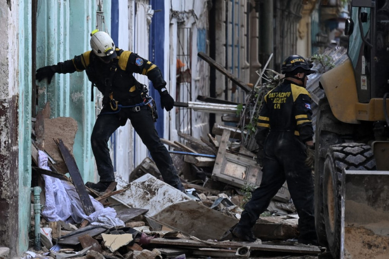 Los socorristas trabajan en un edificio de apartamentos tras un derrumbe, en La Habana, el 4 de octubre de 2023.