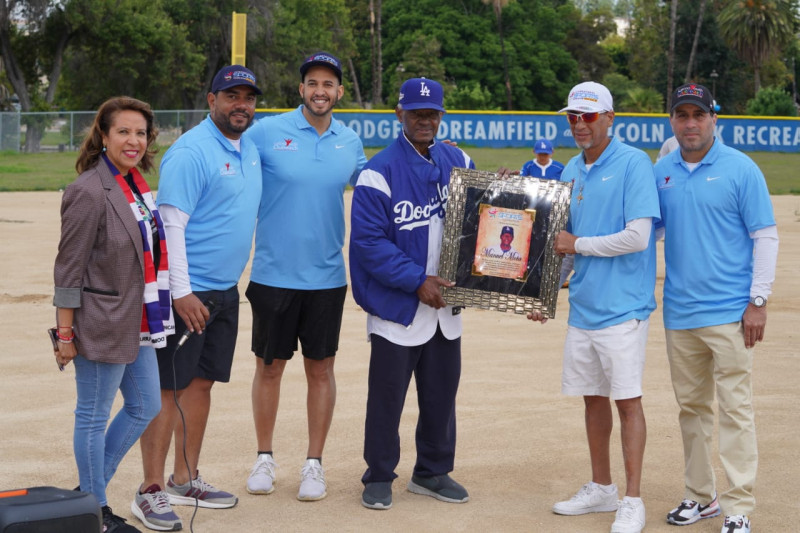 Manuel Mota junto a Frank Almeida, Chito Polo, ejecutivos de Latino Youth Outrech y sus familiares.