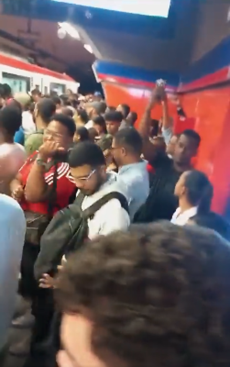 Fotografía muestra el momento en que pasajeros del Metro Santo Domingo se quejan por avería de puerta, en la estación Mauricio Báez.