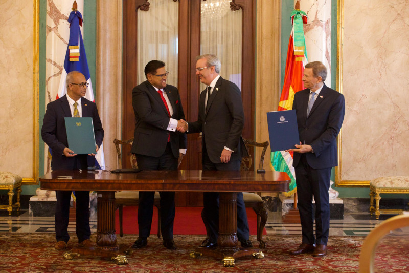 El presidente Luis Abinader y su homólogo de Surinam, Chandrikapersad Santokhi