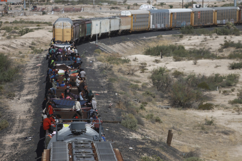 Migrantes viajan en un tren de carga y llegan a Ciudad Juárez, México