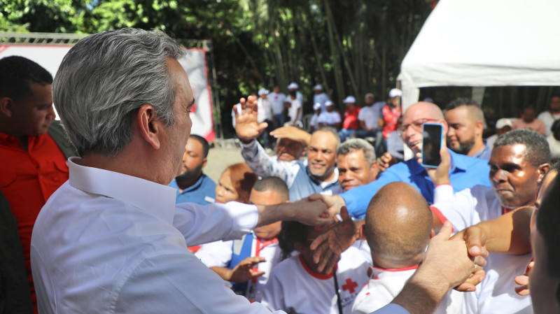 El presidente Luis Abinader  saluda a la multitud