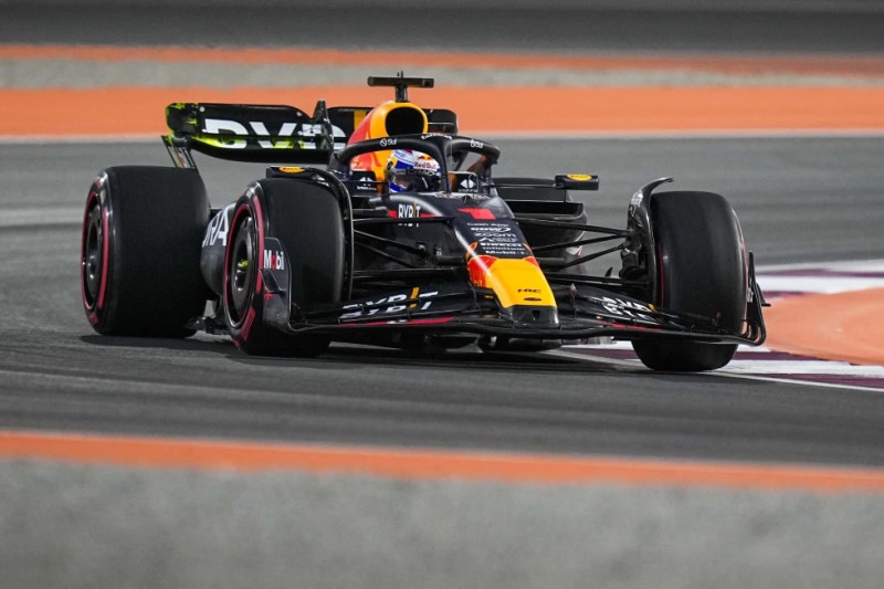 El piloto de Red Bull Max Verstappen de Holanda en acción durante la sesión de práctica antes del Gran Premio de Qatar de la Fórmula Uno.