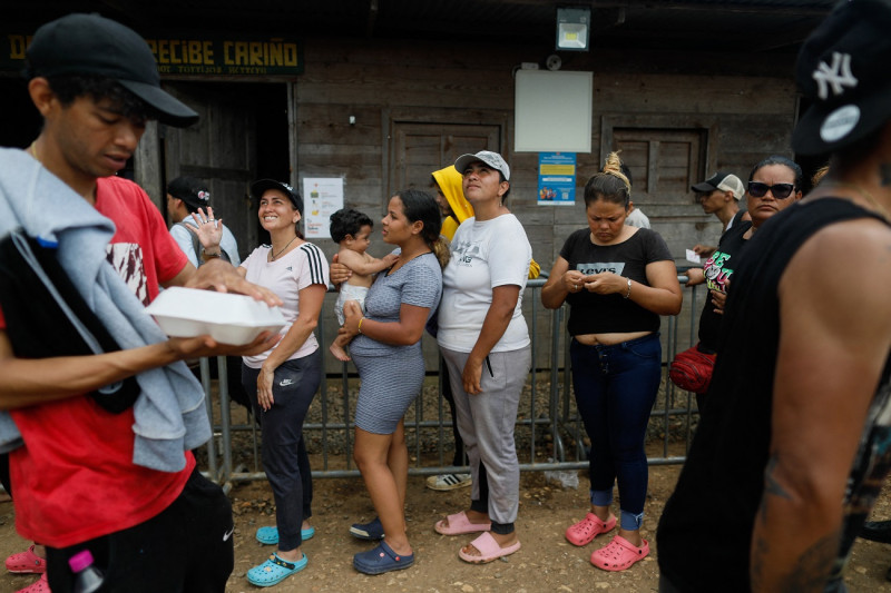 Migrantes venezolanos aparecen en la foto durante su estancia en la Estación de Recepción de Migrantes en Lajas Blancas, provincia de Darién, Panamá.