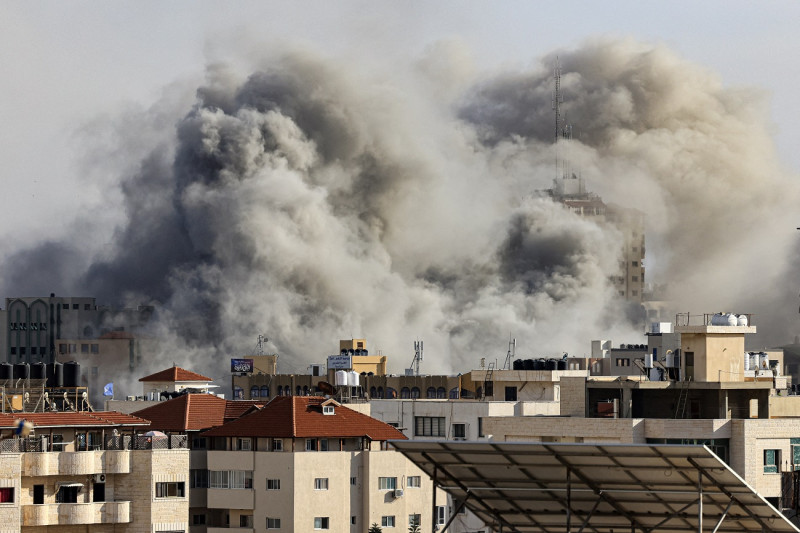 Columnas de humo se elevan sobre la ciudad de Gaza el 7 de octubre de 2023 durante los ataques aéreos israelíes. Los militantes palestinos han comenzado una "guerra" contra Israel.