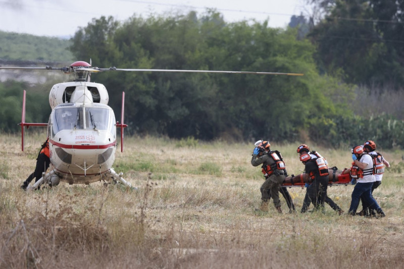 Equipos de rescate israelíes evacuan a una persona herida en helicóptero cerca de Sderot el 7 de octubre de 2023, después de que el grupo militante palestino Hamás lanzara un ataque sorpresa a gran escala contra Israel