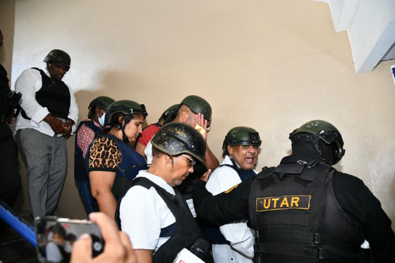 Encartados en la Operación Búho son trasladados por las autoridades.