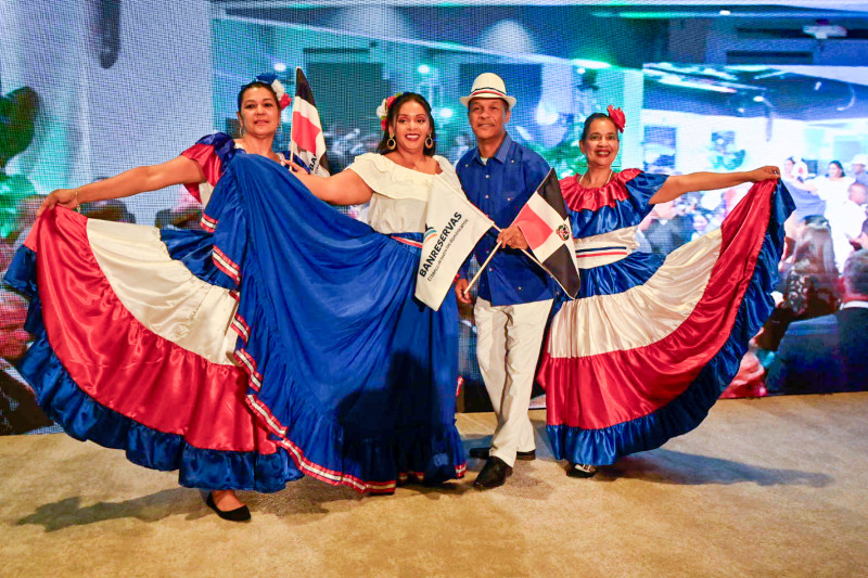 Bailarines folclricos dominicanos.