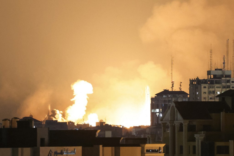 Una columna de humo se eleva sobre los edificios de la ciudad de Gaza durante un ataque aéreo israelí, el 8 de octubre de 2023