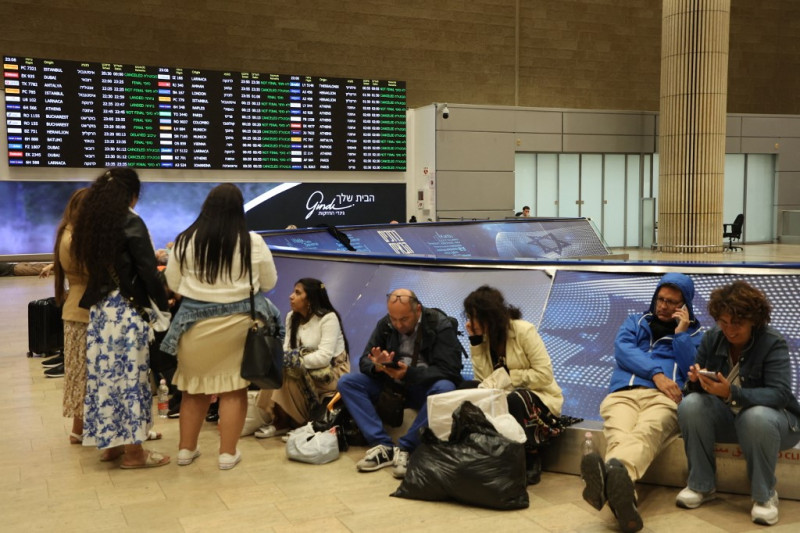 Pasajeros esperan en el aeropuerto Ben Gurion, cerca de Tel Aviv, Israel, el 7 de octubre de 2023, mientras se cancelan los vuelos a causa del ataque sorpresa de Hamás