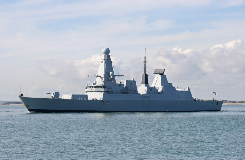 El HMS Daring saliendo de la Base Naval de Portsmouth, año 2010.