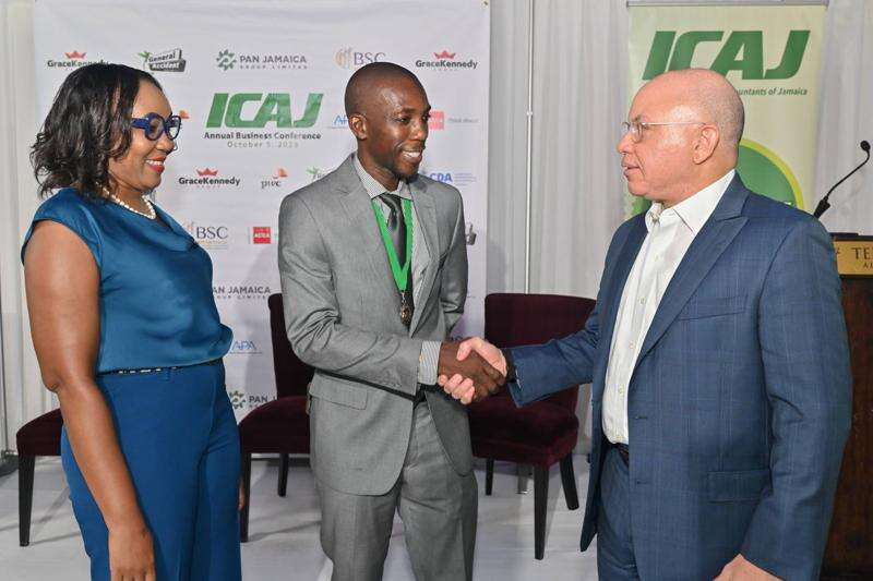 Jeffrey Hall (derecha), vicepresidente y director ejecutivo del grupo Pan Jamaica Group Limited, junto al presidente del ICAJ, Eric Scott, y con Ingrid Christian-Baker, directora financiera de Rubis Energy, quien presidió la conferencia.