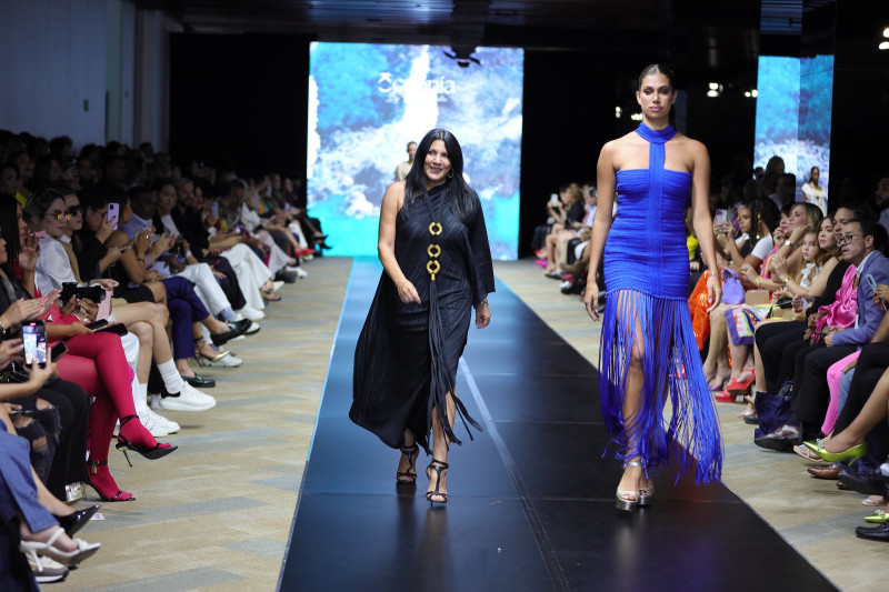 Maricha por Yesmín Serulle presentó en la pasarela del RD Fashion Week 2023, su colección “Oceanía”. Se inspiró en las diferentes tonalidades de las aguas de los océanos desde el amanecer hasta el anochecer.
