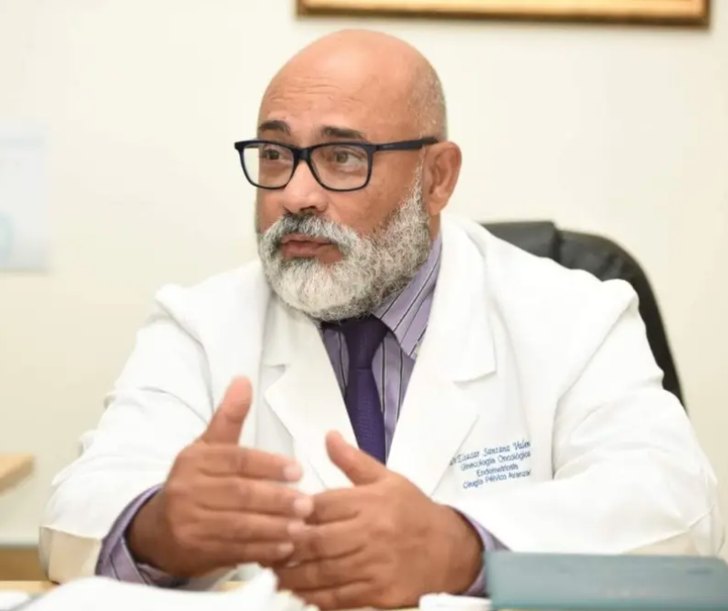 Eliazar Santana Valenzuela, ginecólogo-oncólogo.