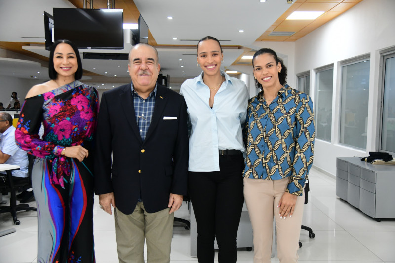 De izquierda a derecha, figura la directora ejecutiva, y el presidente del Proyecto de Selecciones Nacionales de Voleibol, Milagros Cabral y Cristóbal Marte, así como las jugadoras Niverka Marte y Gaila González.