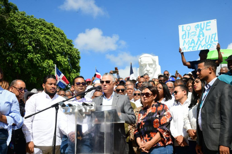 El alcalde de Santo Domingo Este, Manuel Jiménez, habla desde la plaza Juan Pablo Duarte para definir su posición tras su derrota en las primarias internas del PRM.