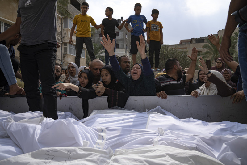Los familiares lloran a las personas muertas en Gaza