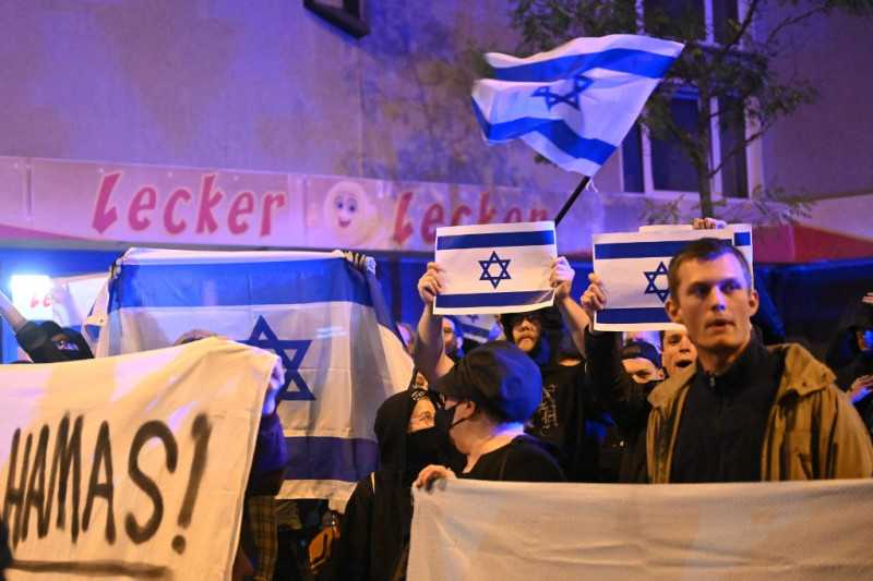 Manifestantes en apoyo a Israel muestran banderas de Israel durante la manifestación en Duisburg, Alemania occidental, el 9 de octubre de 2023.