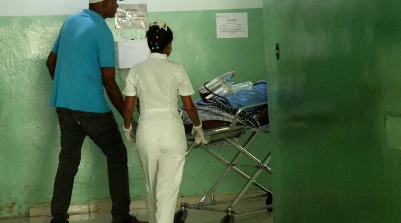 Personal de salud del hospital de Dajabón cuando llevan al haitiano herido a sala de atención.