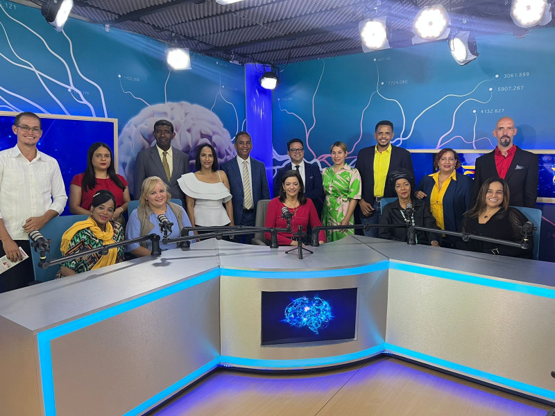 Parte de los talentos y servidores de PsicoVisión TV, que fue inaugurado en Santo Domingo.