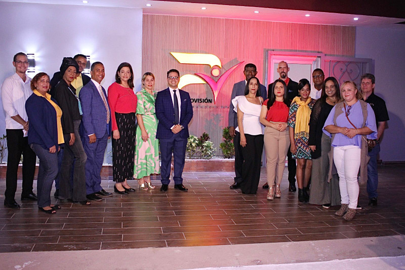 Hanoi Vargas junto al equipo de profesionales durante la inauguración de PsicoVisión TV.