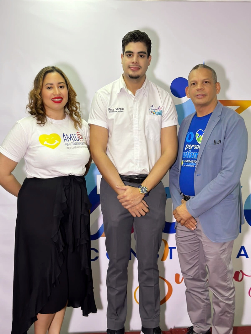Bray Vargas junto a representantes de las fundaciones Amigos por el Síndrome de Down y Luz y Esperanza por el Autismo