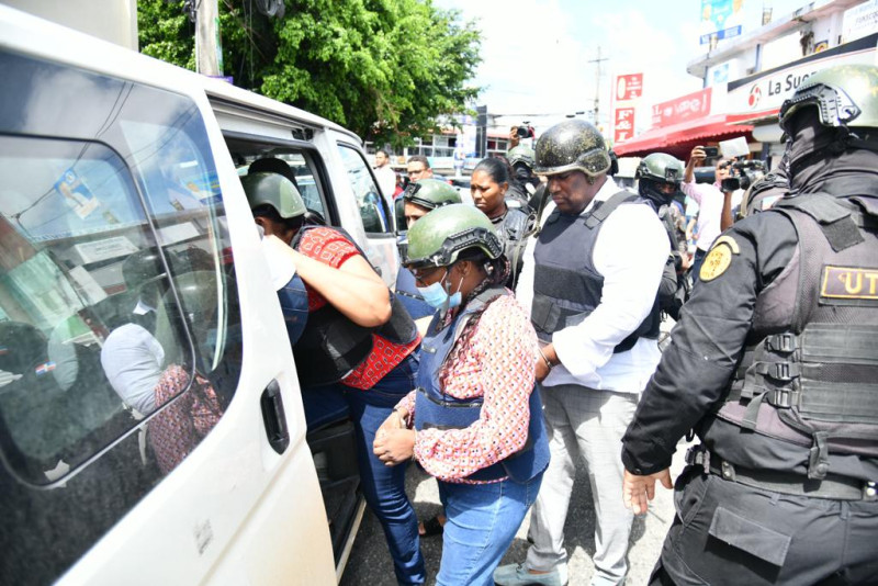 Fotografía muestra imputados en Operación Búho cuando eran trasladados hacia prisión.