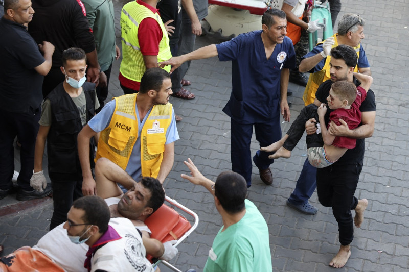 Un hombre lleva a un niño herido al hospital de al-Shifa luego de los ataques israelíes en la ciudad de Gaza el 10 de octubre de 2023. Israel dijo que recuperó las áreas fronterizas de Gaza de manos de Hamás cuando el número de muertos en la guerra superó los 3.000 el 10 de octubre.