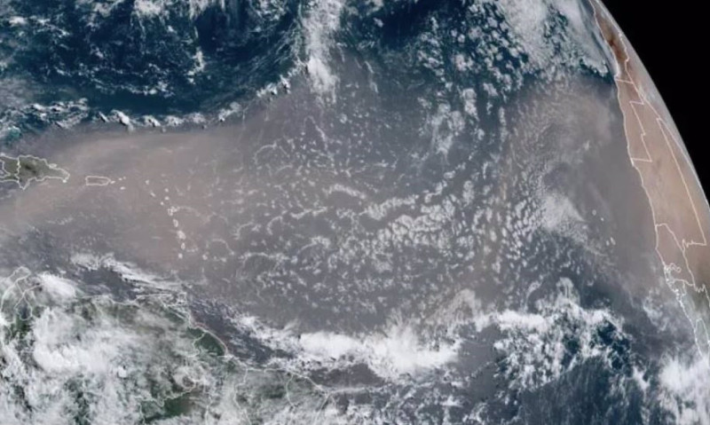 Nube de polvo africana sobre el Océano Atlántico vista por el satélite.