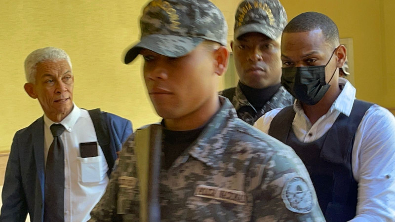 El agente de la Policía Castro Cruz, cuando era conducido al tribunal.
