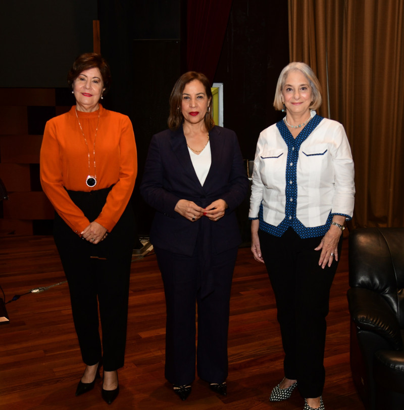 Josefina Pimentel, Rosario Vásquez y Jeannete Chaljub.