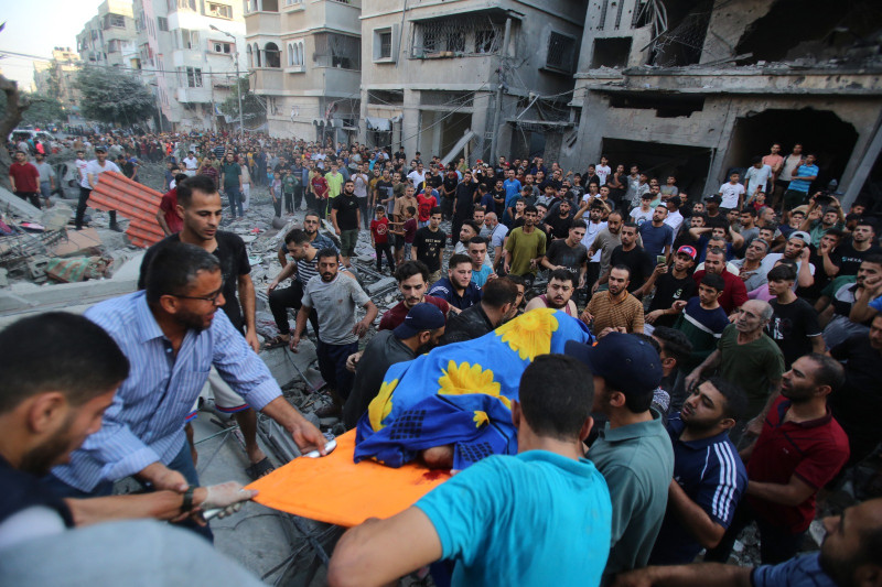 Ciudadanos trasladan a un herido por los bombardeos.