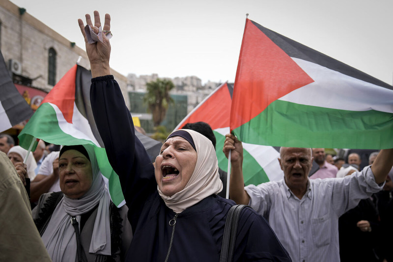 Palestinos se manifiestan en apoyo a Hamás.