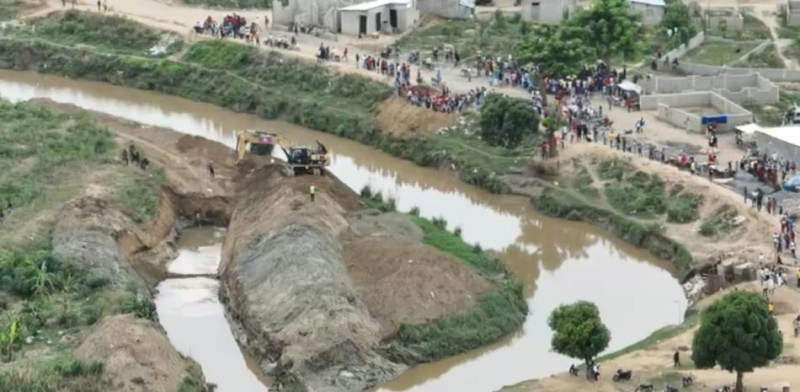 Tras varios días de trabajo con una retroexcavadora, los haitianos crearon un cauce desvío con éxito el agua del fronterizo río Masacre, dando paso de continuidad hacia la línea de toma en el afluente.