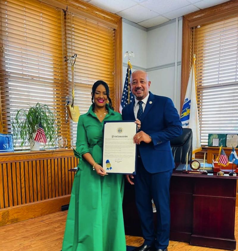 El alcalde de Lawrence, Massachusetts, Brian A. De Peña, entregó un reconocimiento a Yudith Féliz Dotel.