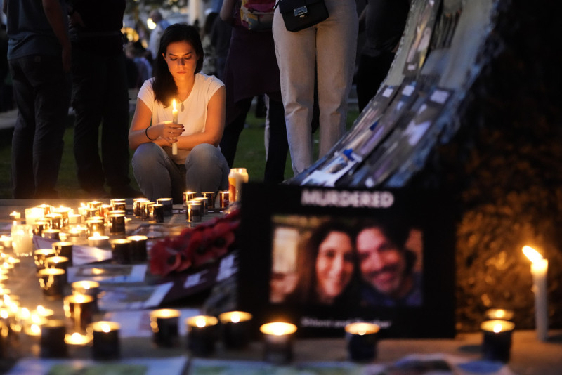 Gente encendiendo velas durante la Vigilia de la Comunidad Judía