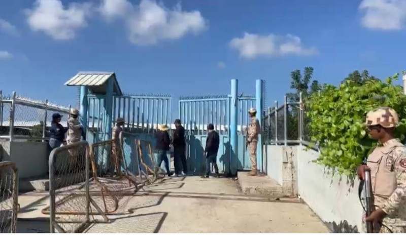 Momento en que agentes abren puertas de la frontera en Dajabón