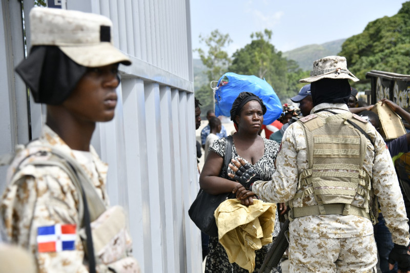 Fotografía ilustrativa muestra momento en que haitianos cruzan por paso fronterizo domínico-haitiano.
