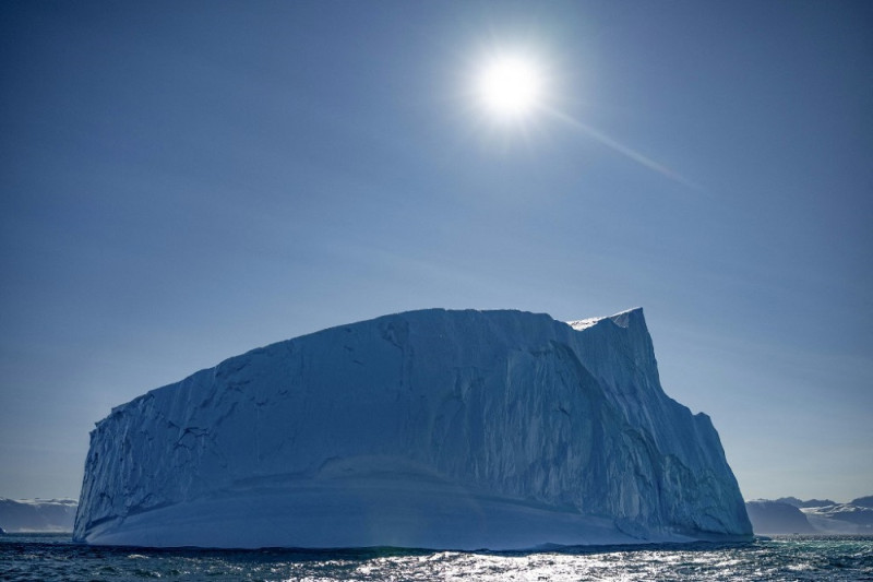 Un iceberg derritiéndose flota en el fiordo de Scoresby cerca de Ittoqqortoormiit, Groenlandia